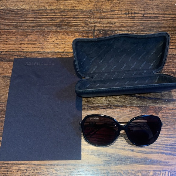 Balenciaga sunglasses. Brand new with case and lense cleaner cloth - Picture 2 of 12